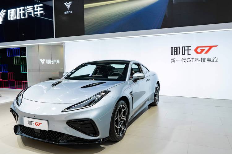 广州34哪吒汽车在智能汽车领域的表现，领途汽车在新能源汽车市场中的影响力